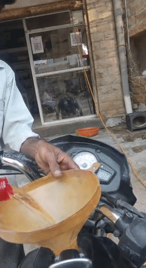 किराणा की दुकानों से इस तरह बोतल से पेट्रोल बाइक में डाल दिया जाता है।