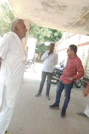 रिपोर्टर ने पुलिस को सूचना दी तो पिकअप सवार बदमाश भाग गए। पीछे बचे एक शख्स ने चोरों को पकड़ने का बहाना बनाया तो पुलिस ने उसे पाबंद किया कि तुम राह चलते लोगों को रुकवा कैसे सकते हो।