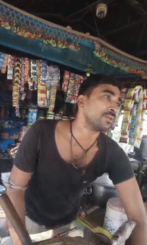 किराणा की दुकान वाले, जो पेट्रोल बेच रहे थे।