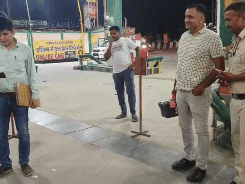 सूचना के बाद रात को मौके पर पहुंची एफएसएल टीम।