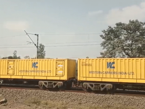 ट्रेन रोकते लाल कपड़े लहराते हुए गांववाले।