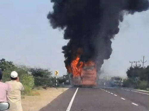 राजस्थानमध्ये बसला भीषण आग, प्रवाशांनी जीव वाचवण्यासाठी उड्या मारल्या: अग्निशमन अधिकाऱ्यांनी सांगितले- 10-12 जणांचा मृत्यू झाल्याची भीती; तीन मुलांसह 16 प्रवासी भाजले बसने पेट घेतला आणि जवळ उभ्या असलेल्या लोकांनी घटनेचे व्हिडिओ काढले.