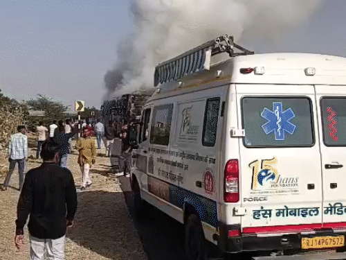 राजस्थानमध्ये बसला भीषण आग, प्रवाशांनी जीव वाचवण्यासाठी उड्या मारल्या: अग्निशमन अधिकाऱ्यांनी सांगितले- 10-12 जणांचा मृत्यू झाल्याची भीती; तीन मुलांसह 16 प्रवासी भाजले बसमधील आगीत जळालेल्या लोकांना रुग्णवाहिकेने जवाहर रुग्णालयात नेण्यात आले.