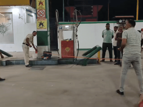 मौके पर पहुंचकर साक्ष्य जुटाती एफएसएल टीम।