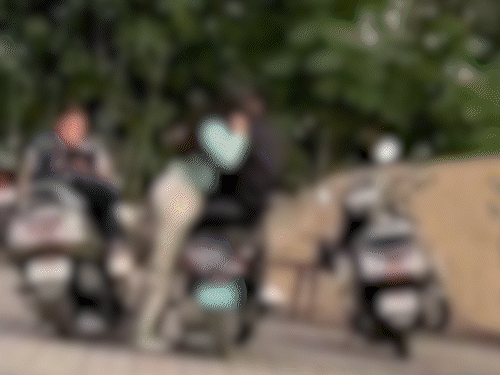 यूनिवर्सिटी कैंपस में भी एक अन्य छात्र-छात्रा किस करते नजर आए।