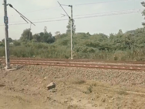 वायर को छूते हुए आगे निकल गई मालगाड़ी।