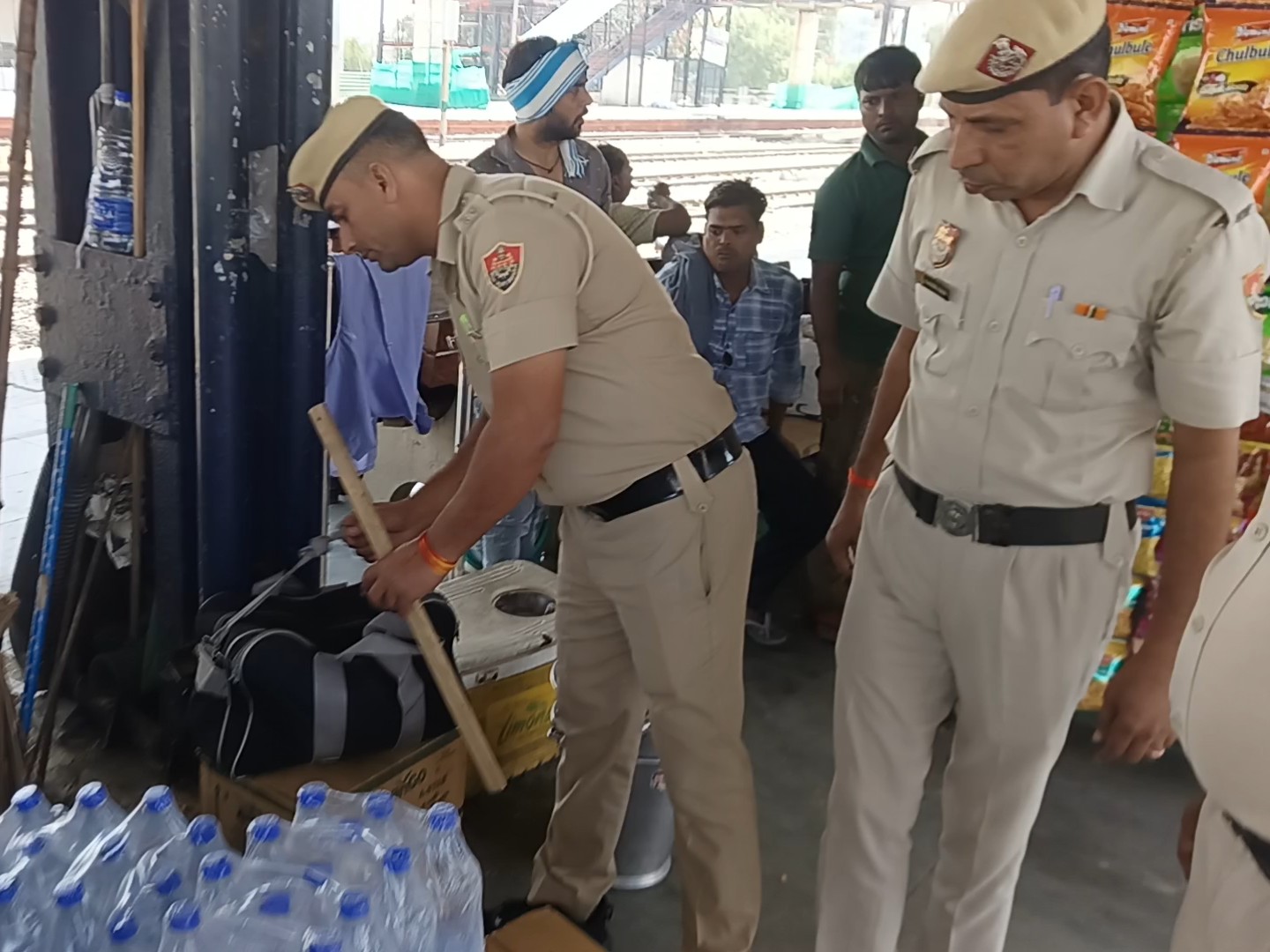 फरीदाबाद रेलवे स्टेशन पर चला सर्च ऑपरेशन:  जीआरपी ने यात्रियों के सामान की जांच की, संदिग्ध लोगों से पूछताछ और तलाशी – Ballabgarh News