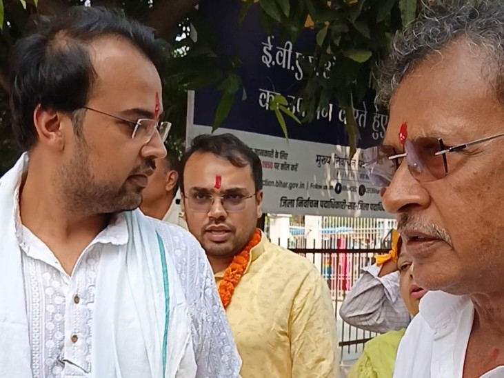 परिवार के साथ जेडीयू प्रत्याशी।