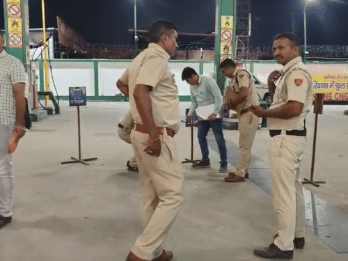 मौके पर पहुंचकर मामले की जांच करती पुलिस टीम।