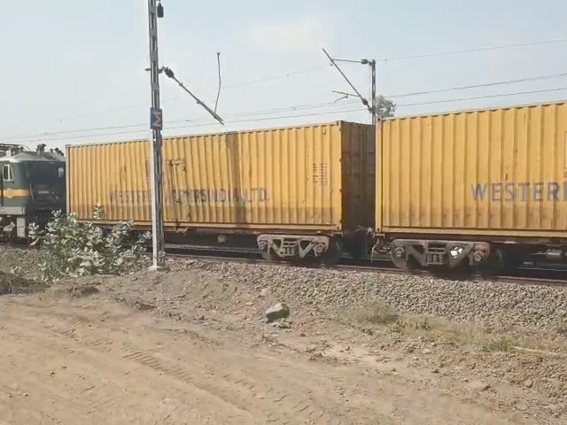 पॉवर कट होने से रुक गई ट्रेन।