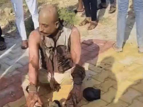 आग लागताच बसचा दरवाजा लॉक झाला: प्रत्यक्षदर्शी म्हणाला- सैन्याने जेसीबीने गेट तोडले, आत मृतदेह होते; सामान्य बस मॉडिफाइड करून एसी बस केली होती फोटोमध्ये आगीत जळालेल्या लोकांना दाखवले आहे. बसमधून उतरताच ते घाबरून जमिनीवर पडले आणि मदतीसाठी याचना करत होते.