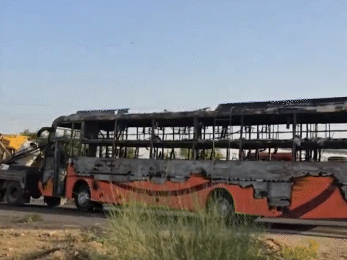 आग में जली बस को सेना ने अपने कब्जे में ले लिया।