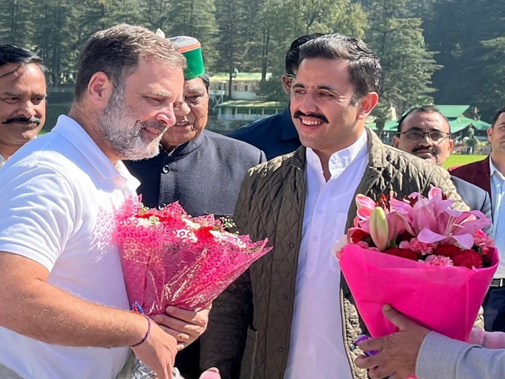 शिमला के अन्नाडेल में राहुल गांधी का स्वागत करते हुए मंत्री विक्रमादित्य सिंह।