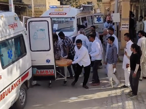 राजस्थानमध्ये बसला भीषण आग, प्रवाशांनी जीव वाचवण्यासाठी उड्या मारल्या: अग्निशमन अधिकाऱ्यांनी सांगितले- 10-12 जणांचा मृत्यू झाल्याची भीती; तीन मुलांसह 16 प्रवासी भाजले रुग्णवाहिका जवाहर रुग्णालयात पोहोचताच, जळालेल्या प्रवाशांना ताबडतोब स्ट्रेचरवर आत नेण्यात आले.