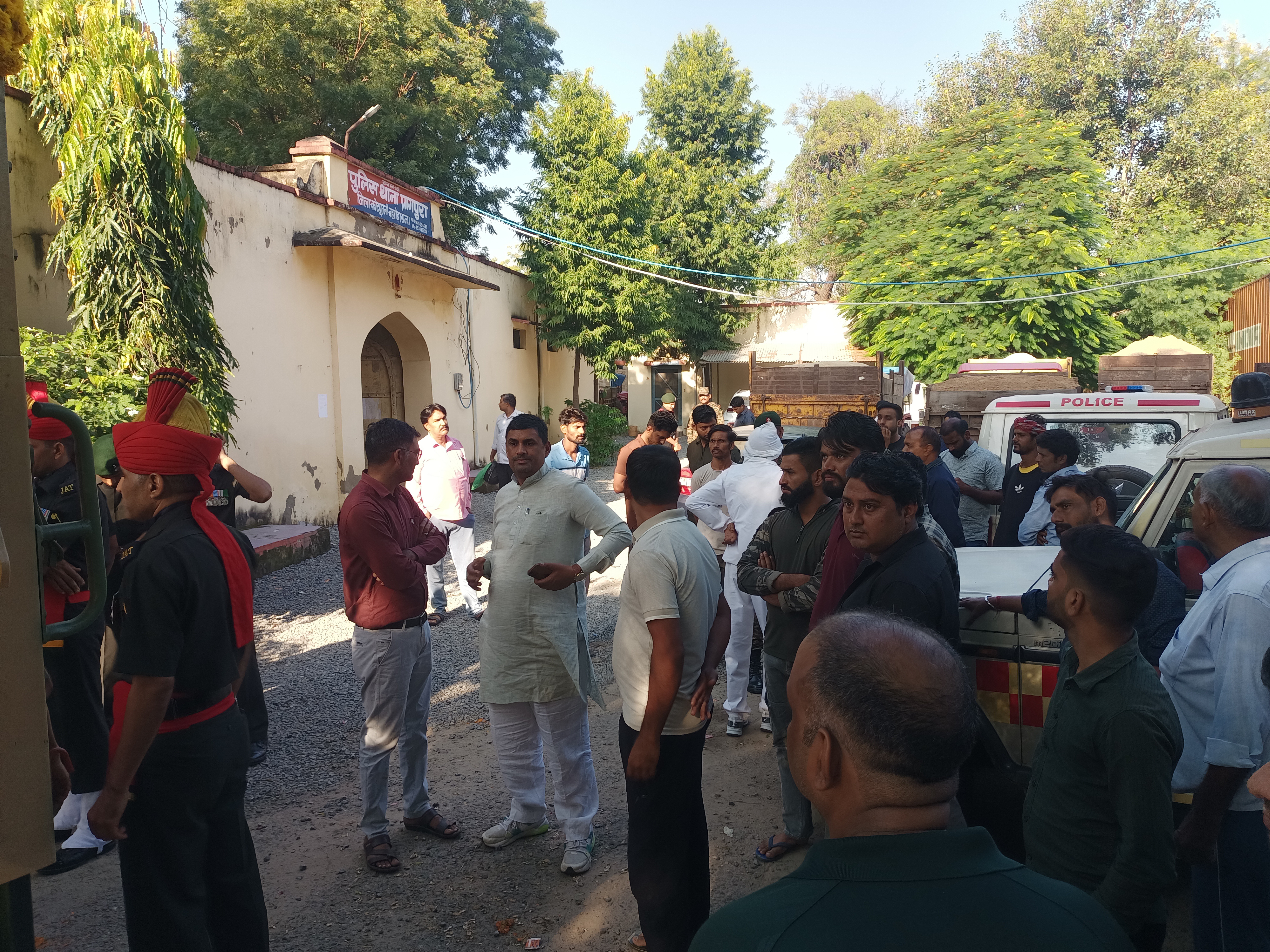 शहीद की पार्थिव देह प्रागपुरा थाने पहुंची। यहां से पैतृक गांव के लिए तिरंगा रैली निकाली गई।