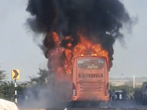 10-12 मौतों की आशंका, 2 बच्चों समेत 16 लोग झुलसे; जैसलमेर से जोधपुर जा रही थी|जैसलमेर,Jaisalmer - Dainik Bhaskar