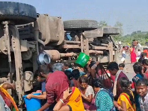 हजारीबाग में पाम ऑयल से भरा टैंकर पलटा:  सड़क पर तेल फैलने से ग्रामीणों में जमा करने की होड़, पुलिस ने संभाले हालात – Hazaribagh News