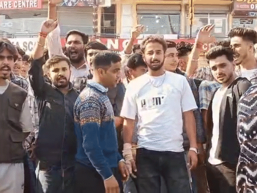 नेरचौक मेडिकल कॉलेज के प्रदर्शन करते हुए भाजपा वर्कर।