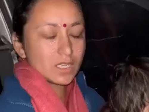 तीसा अस्पताल में उपचार नहीं मिलने के बाद बच्ची की मां वीडियो बनाते हुए।