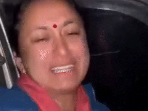 तीसा अस्पताल में उपचार नहीं मिलने और डॉक्टर के व्यवहार से नाराज महिला रोते हुए।