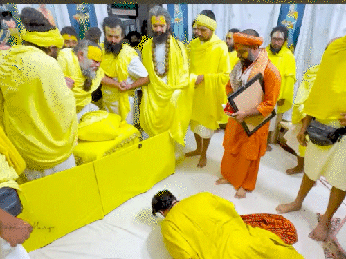 धीरेंद्र शास्त्री ने संत प्रेमानंद महाराज का आशीर्वाद लिया और उनके स्वास्थ्य का हालचाल जाना।