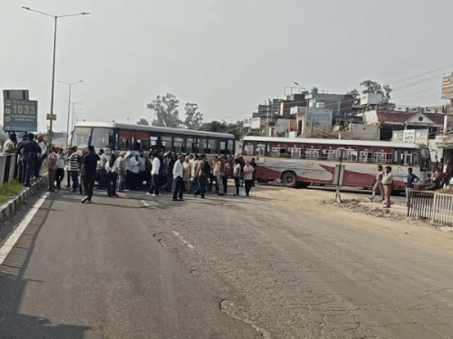 हाईवे पर बस कर्मचारियों द्वारा किया जा रहा प्रदर्शन। - Dainik Bhaskar