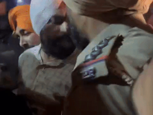 सिंगर सरताज के शो पर पुलिस अधिकारी के साथ बहसबाजी करता व्यक्ति।