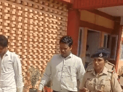 पिनगवां थाने से चोरी के आरोपी सलमान निवासी शिकरावा को अपने साथ लेकर जाती महाराष्ट्र पुलिस।