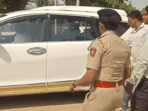 पिनगवां थाने से चोरी के आरोपी सलमान निवासी शिकरावा को अपने साथ लेकर जाती महाराष्ट्र पुलिस।