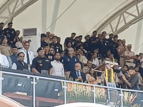 शहा म्हणाले- NSG 6 झोनमध्ये विभागले जाईल: पोलिसांनाही अशाच प्रकारे प्रशिक्षण दिले जाईल; गुरुग्राममध्ये प्रशिक्षण केंद्राची पायाभरणी केंद्रीय गृहमंत्री अमित शहा मानेसर येथे एनएसजी स्मरणिकेचे प्रकाशन करताना.