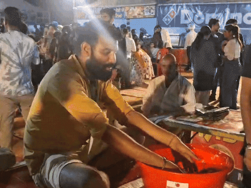 सरस मेले में अनहाइजनिक तरीके से भेलपुरी तैयार करता व्यक्ति।