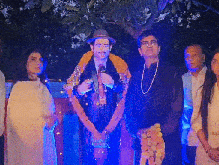 गीतकार प्रसून जोशी ने किशोर कुमार की प्रतिमा पर पुष्पांजलि अर्पित की।