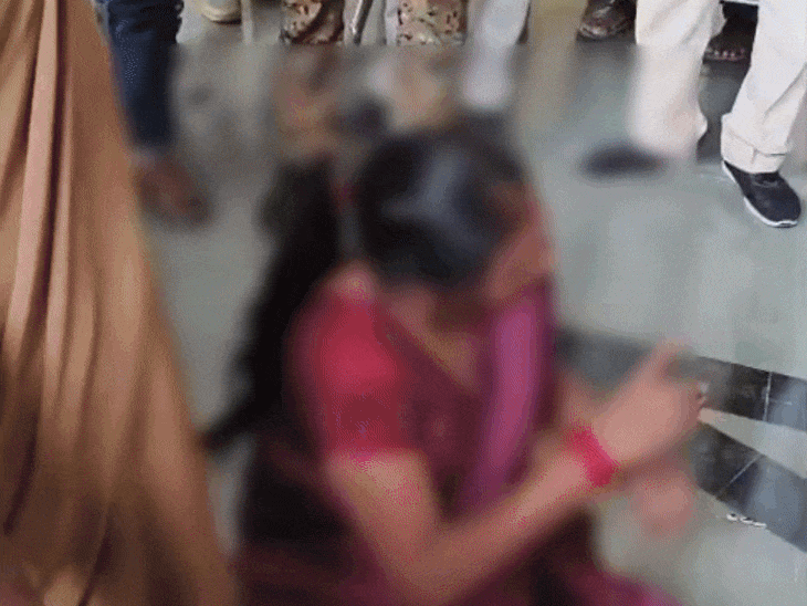 दूसरी तस्वीर में कलेक्टर महिला से कह रहे हैं कि आप हमें धमकी देकर ब्लैकमेल करते हैं।