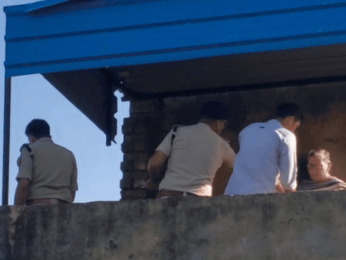 ASI की सुसाइड की सूचना मिलने के बाद एफएसएल एक्सपर्ट डॉ. सरोज दहिया अपनी टीम के साथ साक्ष्य जुटाने के लिए पहुंचीं।