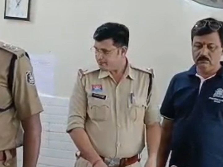 पुलिस ने अस्पताल पहुंचकर देवेश का बयान लिया।