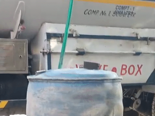 इस तरह पाइप लगाकर महज 15-20 मिनट में 2 से 3 हजार लीटर तेल चुरा लिया जाता है।