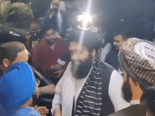 अफगानिस्तान के विदेश मंत्री अमीर खान मुत्तकी पंजाब से सांसद विक्रम साहनी से मिलते हुए।