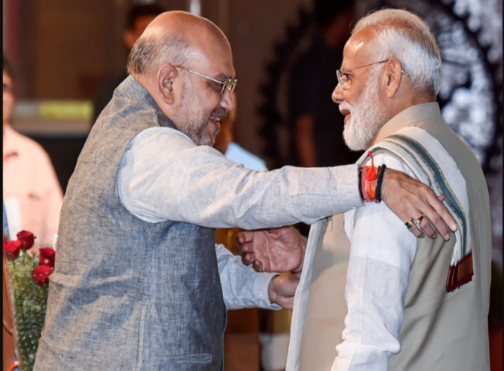 पीएम नरेंद्र मोदी का स्वागत करते हुए गृहमंत्री अमित शाह। (फाइल फोटो)