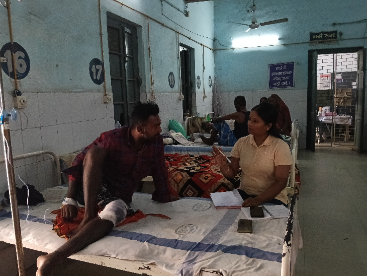 पीड़ित से घटना की जानकारी लेते हुए चंपानगर थानाध्यक्ष अनुपम राज।