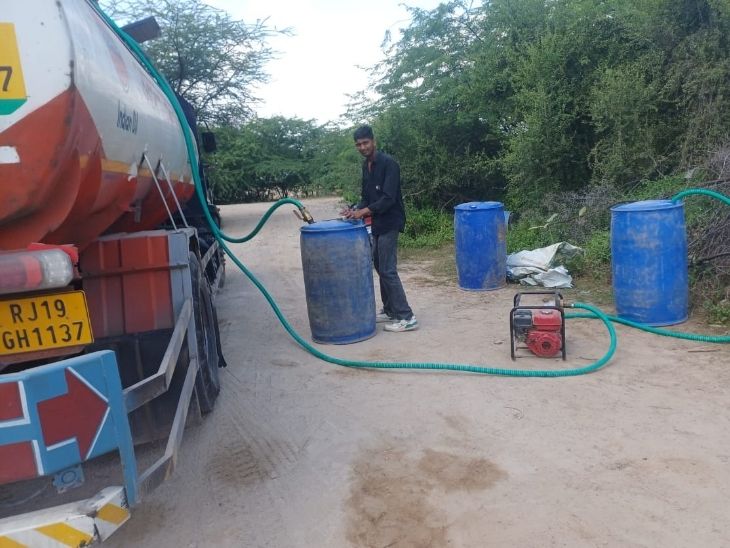 पेट्रोल चोरी के खेल को इस एक तस्वीर से समझ सकते हैं। पानी की मोटर लगाकर गैंग के लोग टैंकर से असली पेट्रोल ड्रमों में भर लेते हैं। इसके बाद दूसरे ड्रमों में भरा मिलावटी तेल पानी की मोटर से ही टैंकर में भर देते हैं।