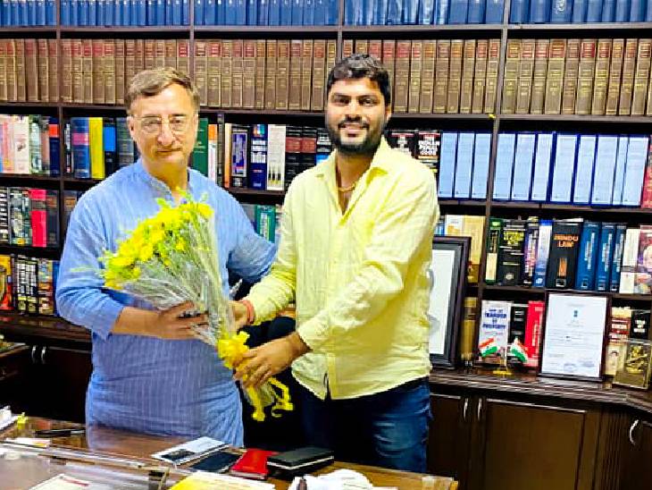 युवा कांग्रेस प्रदेश अध्यक्ष के उम्मीदवार शिवराज यादव सांसद विवेक तन्खा के साथ(फाइल फोटो)