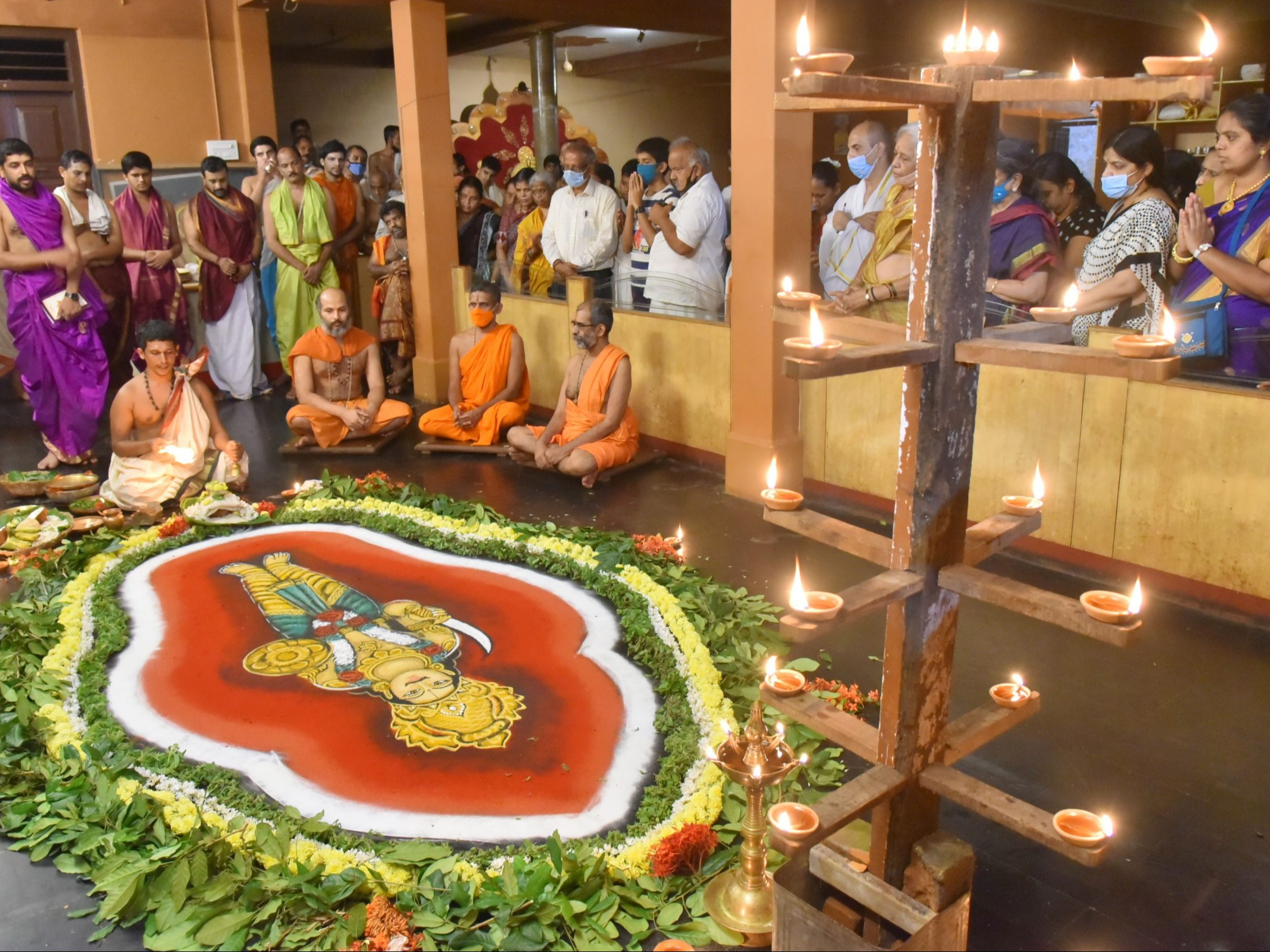 तस्वीर में जिस लकड़ी के सांचे पर दीये रखे हैं, उसे ही पोलियंथ्रम पाला कहा जाता है। - Dainik Bhaskar