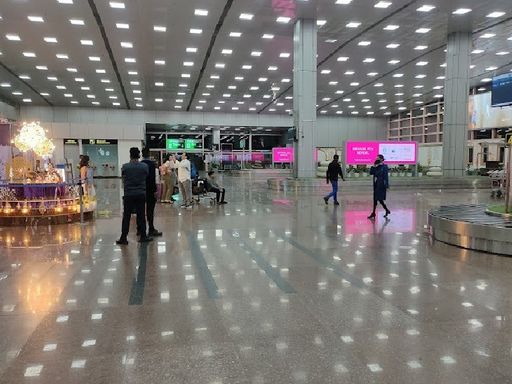 जयपुर एयरपोर्ट पहुंचे यात्री परेशान होते रहे। (फाइल फोटो)