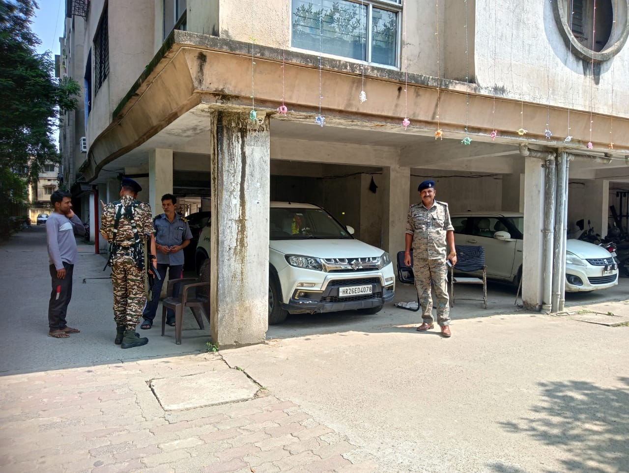 अपार्टमेंट में मौजूद सुरक्षाबलों के जवान