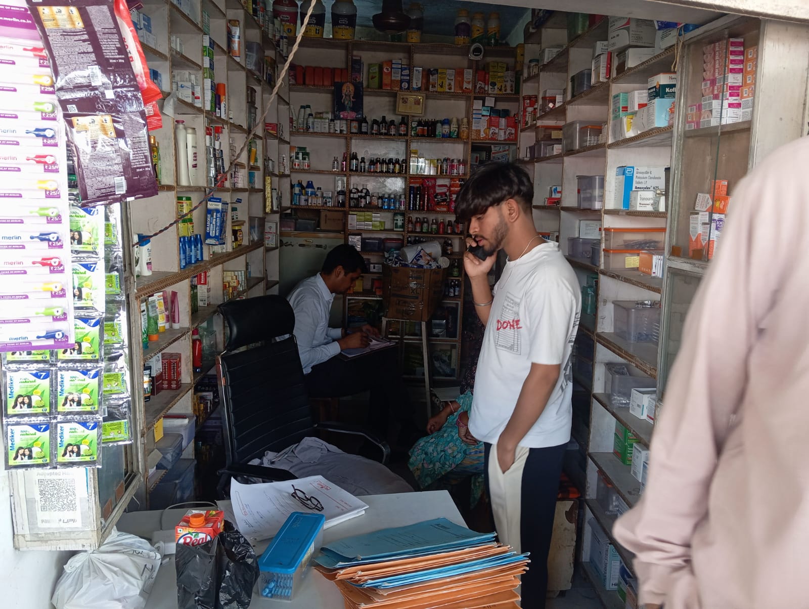 नारनौल के नांगल चौधरी में दवाइयों की दुकान में जांच करते हुए अधिकारी