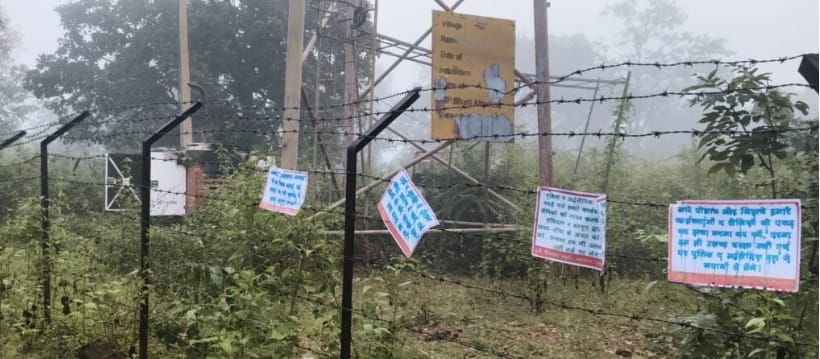 पर्चा छोड़ नक्सलियों ने चेतावनी भी जारी की है।