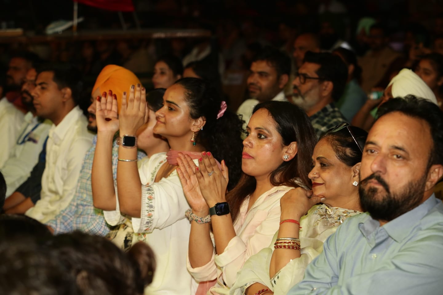 सरस मेले में सिंगर सतिंद्र सरताज को सुनने पहुंचे लोग।