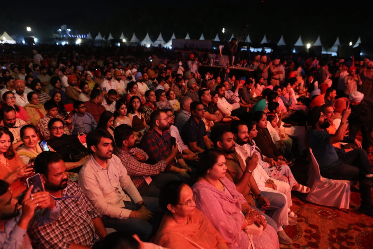 सरस मेले में सिंगर सतिंद्र सरताज के शो में उमड़ी भीड़।