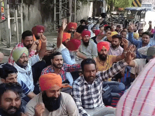 अमृतसर में सरकार के खिलाफ नारेबाजी करते रोडवेज पंबस के कर्मचारी। - Dainik Bhaskar