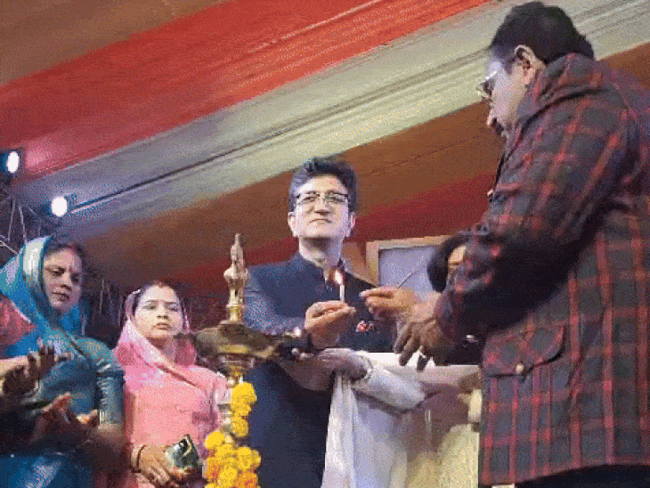 गीतकार प्रसून जोशी सहित अतिथियों ने दीप प्रज्ज्वलित कर समारोह की शुरुआत की।